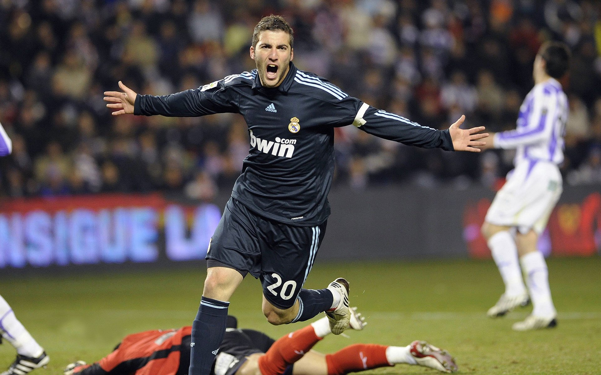 “英超焦点：新星闪耀，助力争冠”，英超当红新星