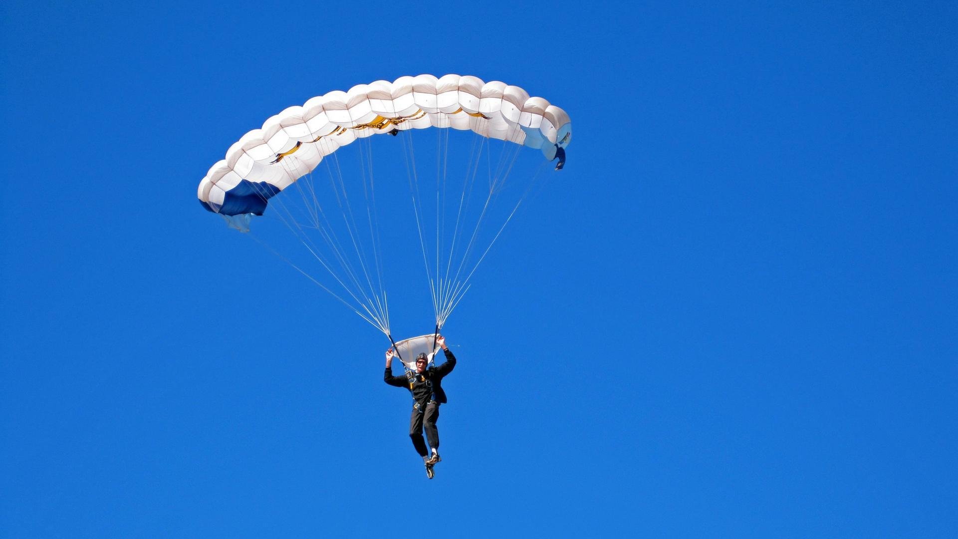 英超裁判引入更先进的判罚技术,判决更公正,英超足球裁判